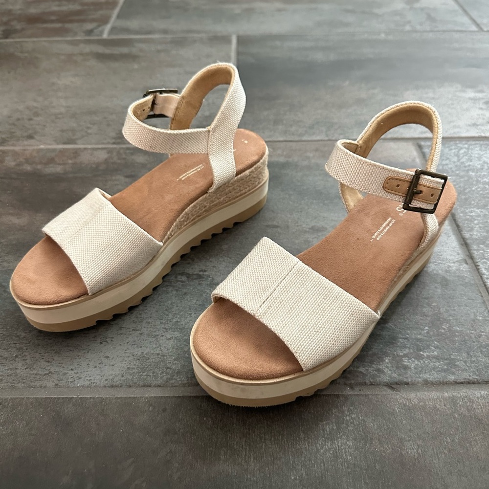 Women’s Toms size 7